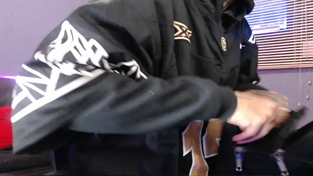 Snapshot of Andy_bapho chatting on 11-20-25, 02:06 Andy bapho online show from 11-20-25, 02:06