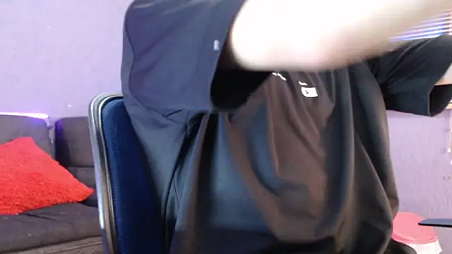 Snapshot of Andy_bapho chatting on 11-25-25, 02:39 Andy bapho online show from 11-25-25, 02:39