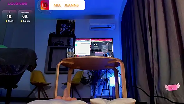 Snapshot of MiaJeanns chatting on 12-03-24, 08:39 MiaJeanns online show from 12-03-24, 08:39