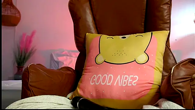 Snapshot of Avrilmoon chatting on 01-06-26, 01:53 Avrilmoon online show from 01-06-26, 01:53