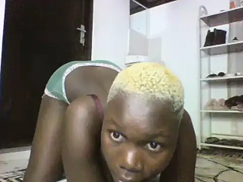 Snapshot of sexyqueen02 chatting on 03-05-25, 10:44 sexyqueen02 online show from 03-05-25, 10:44