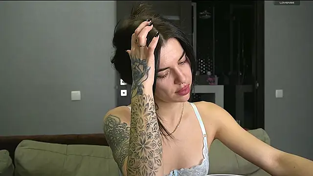 Snapshot of Alice_melice chatting on 02-16-25, 06:43 Alice melice online show from 02-16-25, 06:43