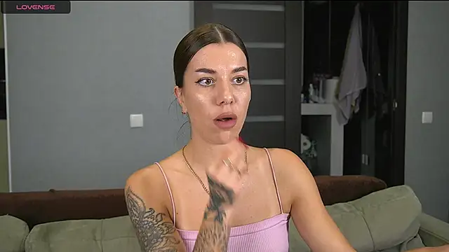 Snapshot of Alice_melice chatting on 10-14-25, 08:42 Alice melice online show from 10-14-25, 08:42