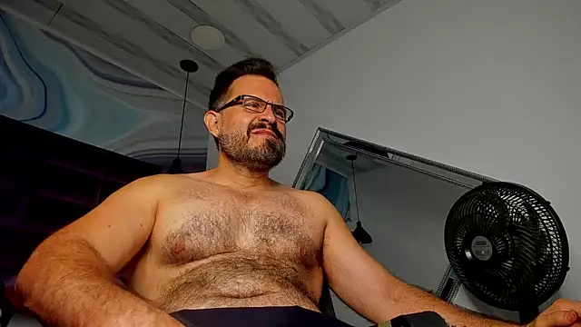 Snapshot of SbasTone_Muscle chatting on 02-18-25, 01:33 SbasTone Muscle online show from 02-18-25, 01:33