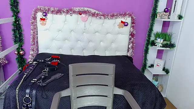 Snapshot of AmorMia chatting on 12-19-24, 03:52 AmorMia online show from 12-19-24, 03:52