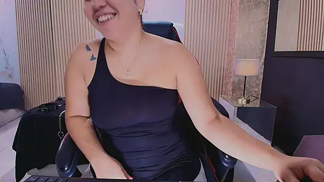 Snapshot of AmorMia chatting on 10-18-25, 07:58 AmorMia online show from 10-18-25, 07:58