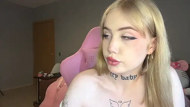 Snapshot of hanna_cry_baby chatting on 03-19-25, 02:46 hanna cry baby online show from 03-19-25, 02:46