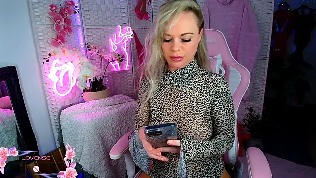 EllieKarrX online show from 12-12-24, 08:57