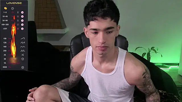 Snapshot of Damon__333 chatting on 07-11-26, 11:13 Damon 333 online show from 07-11-26, 11:13