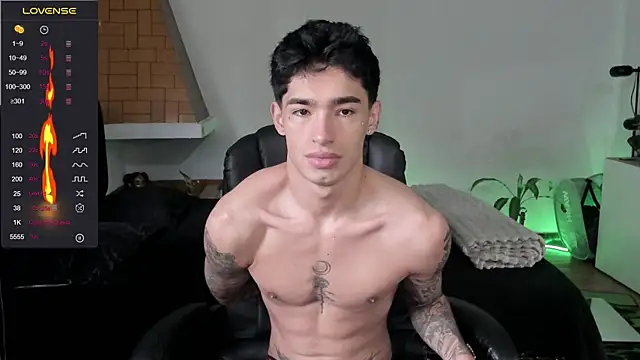 Snapshot of Damon__333 chatting on 07-22-26, 08:55 Damon 333 online show from 07-22-26, 08:55