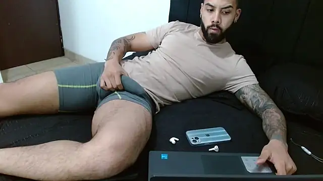 Snapshot of Hendry_ chatting on 12-06-24, 04:36 Hendry online show from 12-06-24, 04:36