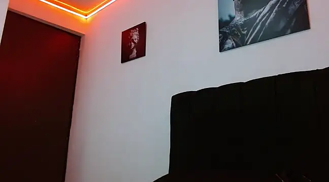 Snapshot of Hendry_ chatting on 12-10-24, 01:43 Hendry online show from 12-10-24, 01:43