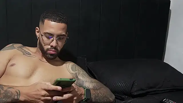 Snapshot of Hendry_ chatting on 02-06-25, 03:37 Hendry online show from 02-06-25, 03:37