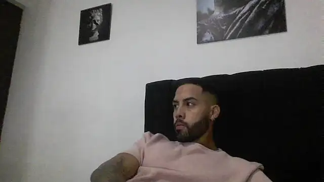 Snapshot of Hendry_ chatting on 02-07-25, 02:40 Hendry online show from 02-07-25, 02:40