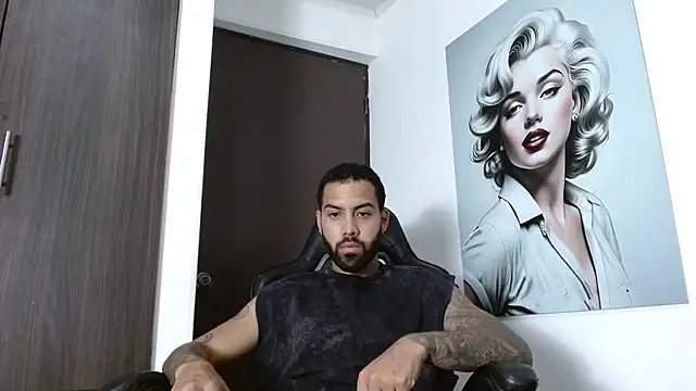 Snapshot of Hendry_ chatting on 10-28-25, 03:21 Hendry online show from 10-28-25, 03:21