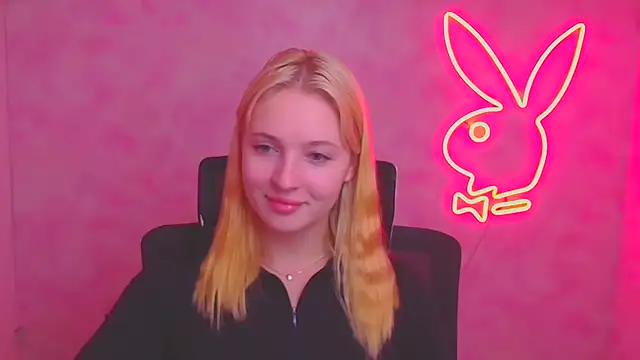 Snapshot of Milka_kiss_ chatting on 09-29-25, 11:48 Milka kiss online show from 09-29-25, 11:48