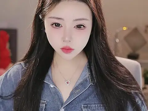 Qiaoqiao  online show from 12-16-25, 04:12