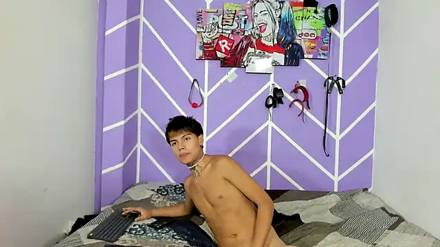 Snapshot of Fresahot2005 chatting on 12-10-24, 11:08 Fresahot2005 online show from 12-10-24, 11:08