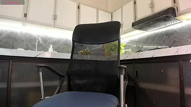 Snapshot of antony_bigdick_ chatting on 11-27-25, 01:18 antony bigdick online show from 11-27-25, 01:18