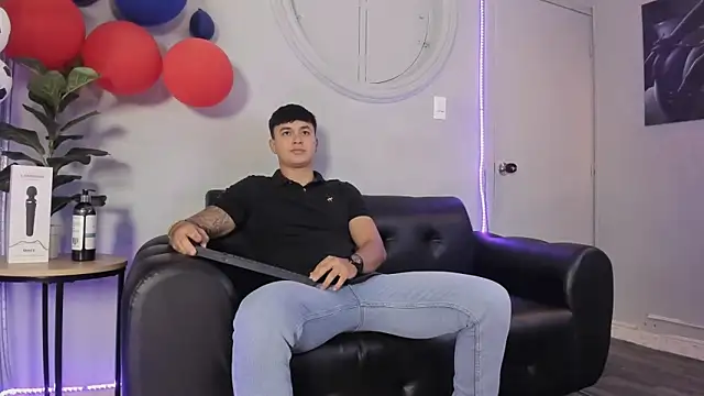 Snapshot of Cristopher_strong chatting on 06-19-26, 11:58 Cristopher strong online show from 06-19-26, 11:58