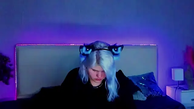 Snapshot of JoannLowe chatting on 02-18-25, 11:52 JoannLowe online show from 02-18-25, 11:52