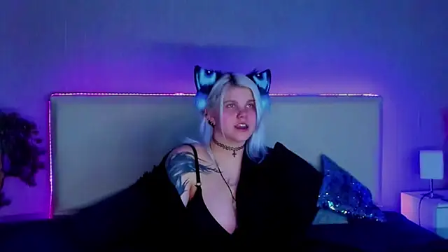 Snapshot of JoannLowe chatting on 02-21-25, 10:59 JoannLowe online show from 02-21-25, 10:59