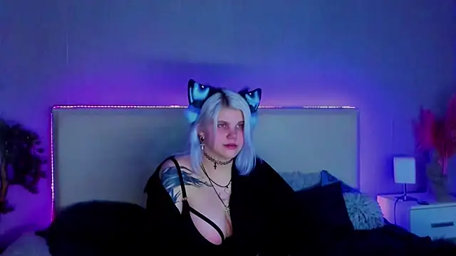 Snapshot of JoannLowe chatting on 02-23-25, 02:51 JoannLowe online show from 02-23-25, 02:51