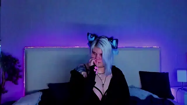 Snapshot of JoannLowe chatting on 02-24-25, 12:20 JoannLowe online show from 02-24-25, 12:20