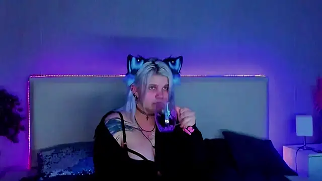 Snapshot of JoannLowe chatting on 02-25-25, 02:25 JoannLowe online show from 02-25-25, 02:25