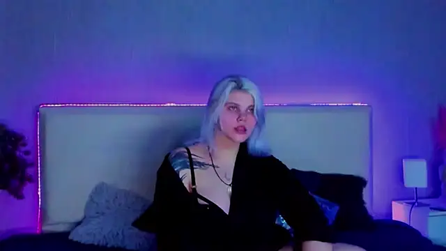 Snapshot of JoannLowe chatting on 02-25-25, 08:09 JoannLowe online show from 02-25-25, 08:09