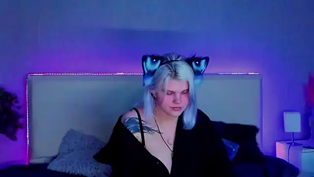 Snapshot of JoannLowe chatting on 02-25-25, 11:11 JoannLowe online show from 02-25-25, 11:11