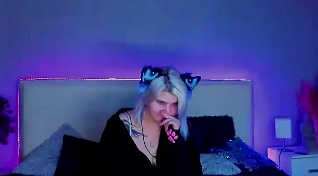 Snapshot of JoannLowe chatting on 02-27-25, 02:32 JoannLowe online show from 02-27-25, 02:32