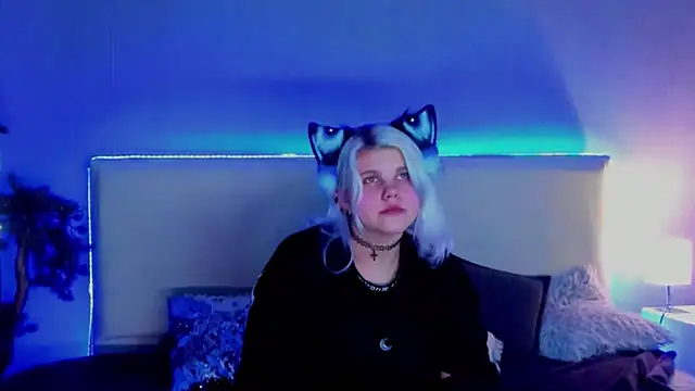 Snapshot of JoannLowe chatting on 03-07-25, 12:04 JoannLowe online show from 03-07-25, 12:04