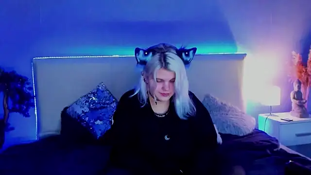 Snapshot of JoannLowe chatting on 03-10-25, 11:27 JoannLowe online show from 03-10-25, 11:27