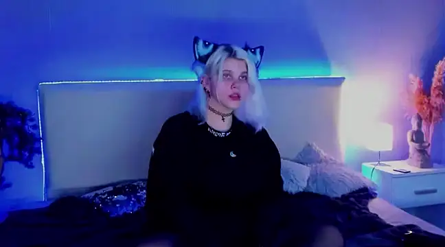 Snapshot of JoannLowe chatting on 03-11-25, 02:32 JoannLowe online show from 03-11-25, 02:32