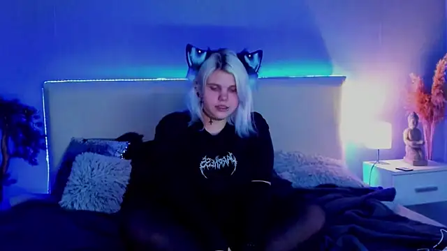 Snapshot of JoannLowe chatting on 03-15-25, 12:04 JoannLowe online show from 03-15-25, 12:04