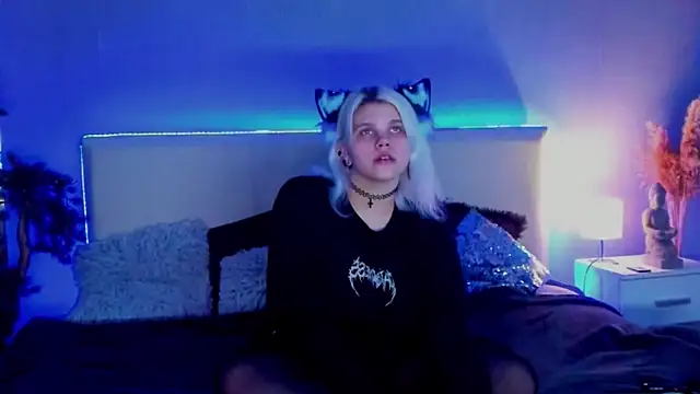 Snapshot of JoannLowe chatting on 03-17-25, 08:30 JoannLowe online show from 03-17-25, 08:30