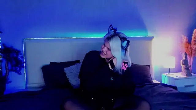 Snapshot of JoannLowe chatting on 03-18-25, 08:15 JoannLowe online show from 03-18-25, 08:15