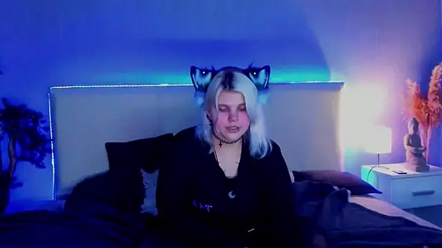 Snapshot of JoannLowe chatting on 03-19-25, 02:27 JoannLowe online show from 03-19-25, 02:27