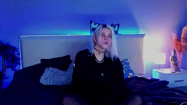 Snapshot of JoannLowe chatting on 03-19-25, 11:36 JoannLowe online show from 03-19-25, 11:36