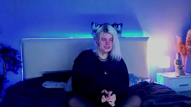 Snapshot of JoannLowe chatting on 03-20-25, 02:40 JoannLowe online show from 03-20-25, 02:40