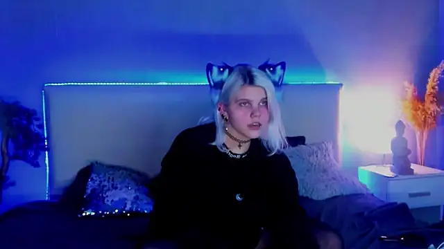 Snapshot of JoannLowe chatting on 03-20-25, 11:56 JoannLowe online show from 03-20-25, 11:56