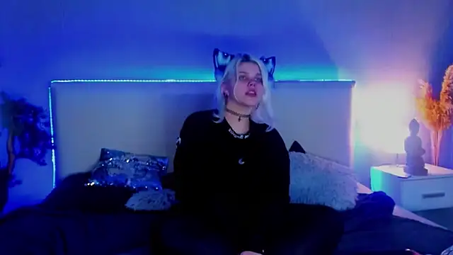 Snapshot of JoannLowe chatting on 03-21-25, 03:01 JoannLowe online show from 03-21-25, 03:01