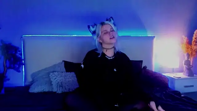 Snapshot of JoannLowe chatting on 03-22-25, 12:17 JoannLowe online show from 03-22-25, 12:17