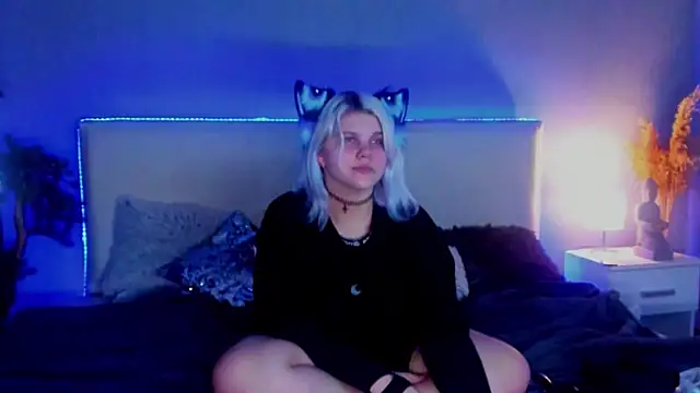 Snapshot of JoannLowe chatting on 03-22-25, 11:53 JoannLowe online show from 03-22-25, 11:53