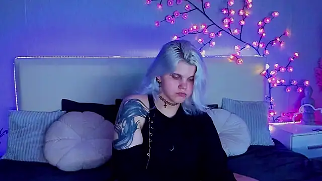 Snapshot of JoannLowe chatting on 09-09-25, 07:57 JoannLowe online show from 09-09-25, 07:57