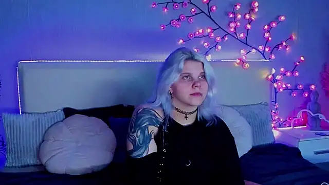 Snapshot of JoannLowe chatting on 09-16-25, 07:15 JoannLowe online show from 09-16-25, 07:15