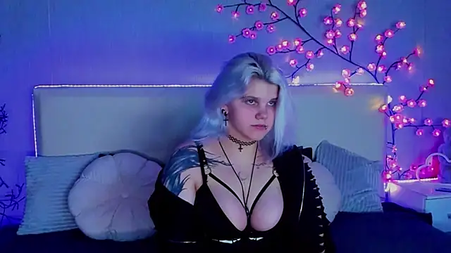 Snapshot of JoannLowe chatting on 09-19-25, 07:25 JoannLowe online show from 09-19-25, 07:25