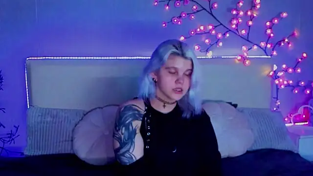 Snapshot of JoannLowe chatting on 09-21-25, 07:04 JoannLowe online show from 09-21-25, 07:04