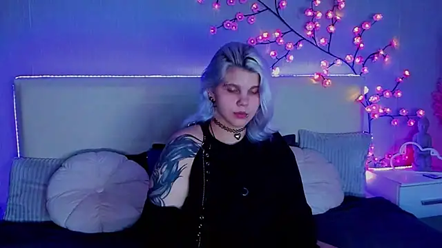 Snapshot of JoannLowe chatting on 09-24-25, 07:17 JoannLowe online show from 09-24-25, 07:17